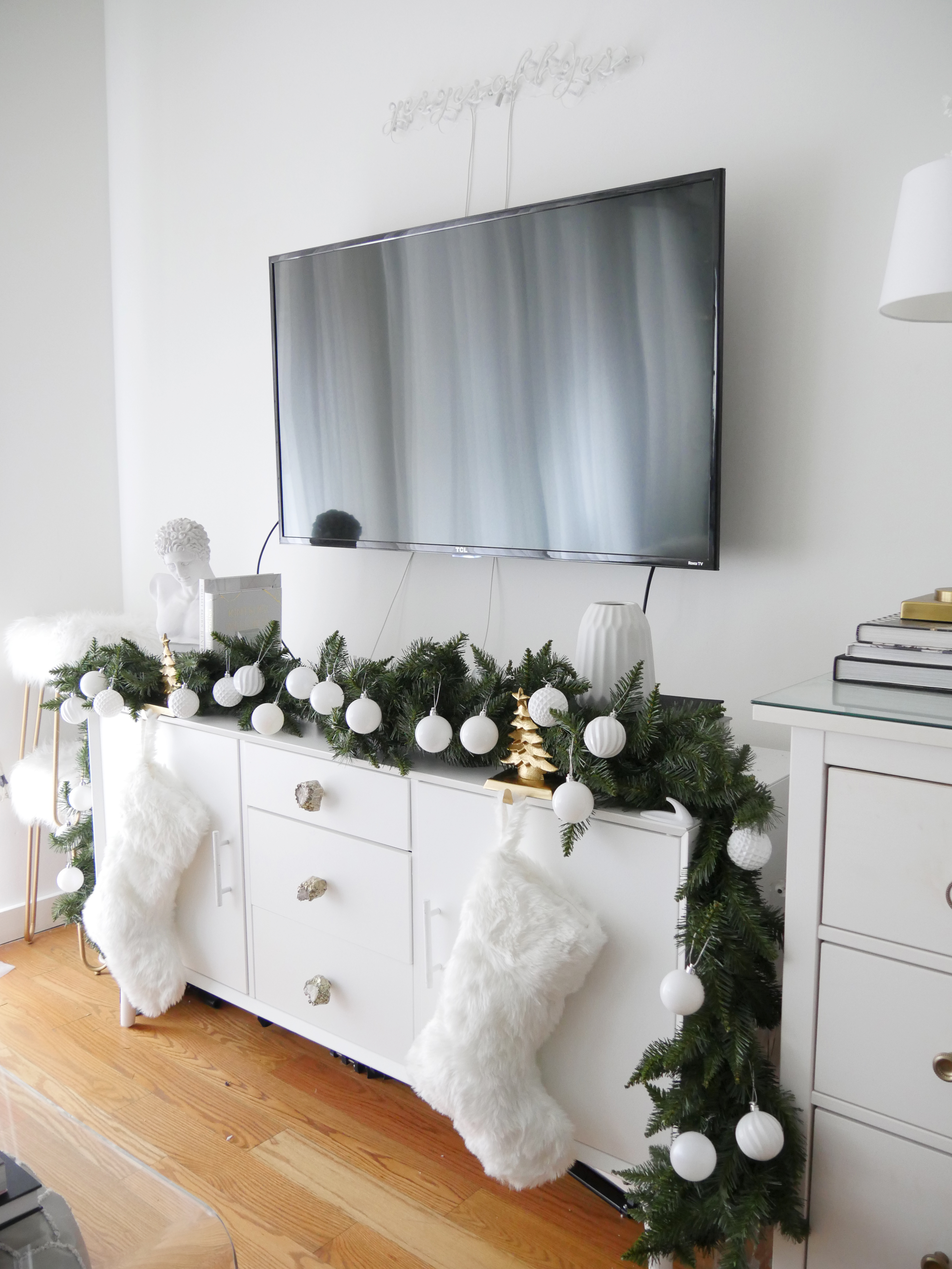 Learn how to decorate your home for the holidays/ for Christmas without having a tree. #Christmasdecorations #christmasdecordiy #christmasdecor #holidaydecor #holidaywreaths